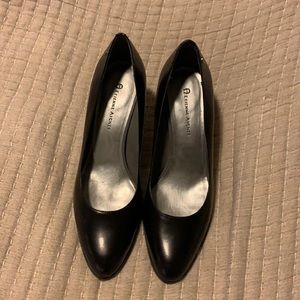 Etienne Aigner size 8.5 pumps black leather